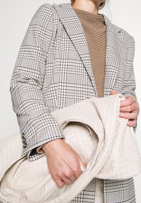 Anna Field Pullover - cognac