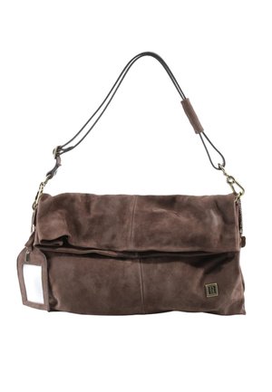 Borsa a tracolla in camoscio marrone con pattina, tracolla regolabile, fibbie in metallo e piccolo portatag rettangolare sul lato.