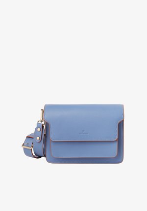 Borsa a tracolla in pelle blu con una superficie liscia, forma rettangolare, cuciture arancioni a contrasto e chiusura a pattina. Inclusa tracolla regolabile.
