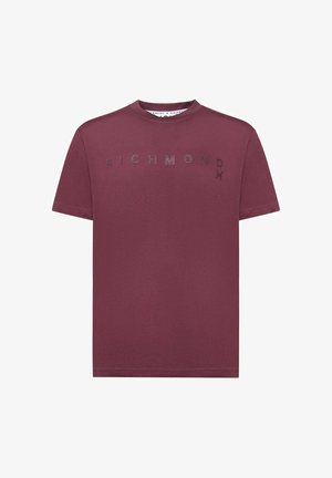 Camiseta de algodón burdeos con escote redondo, mangas cortas y logo emblema "RICHMOND" en el pecho. Textura suave, dobladillo recto.