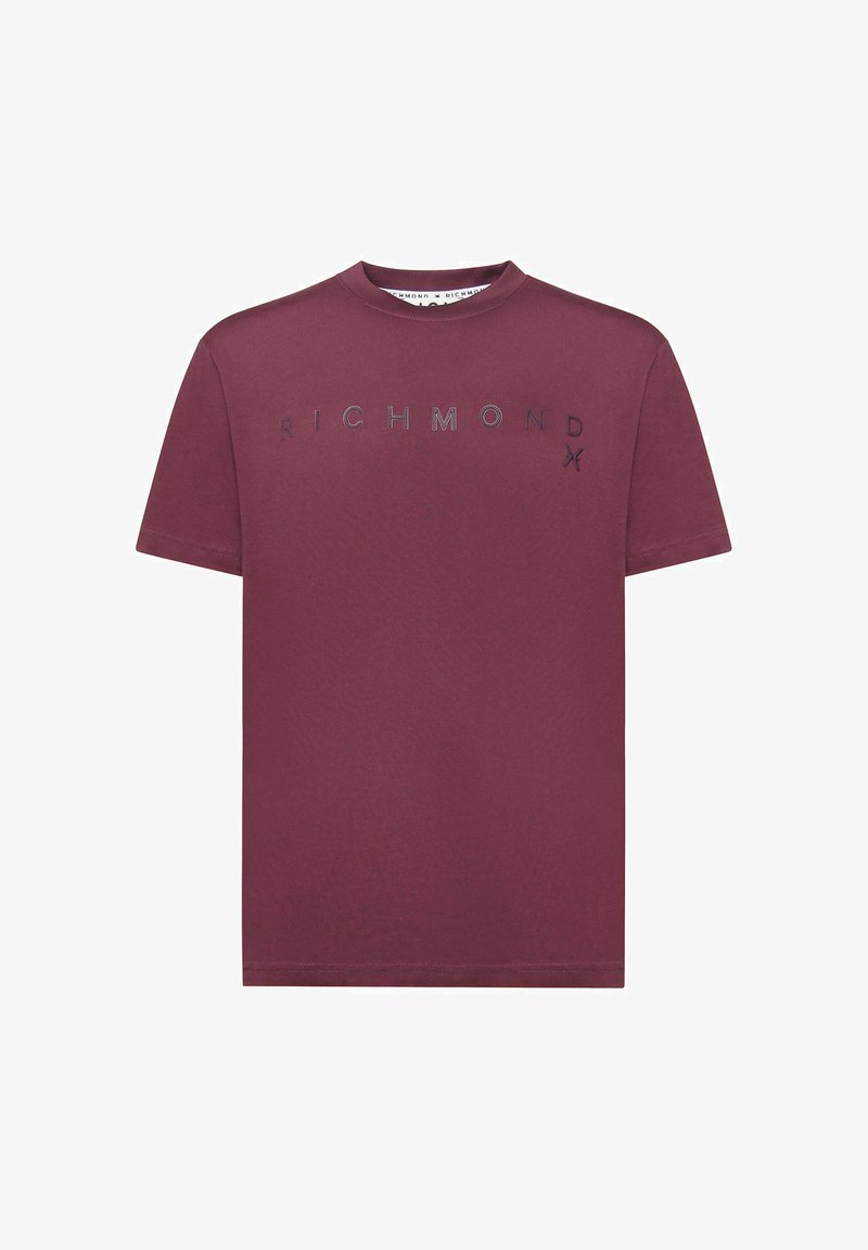 Camiseta de algodón burdeos con escote redondo, mangas cortas y logo emblema "RICHMOND" en el pecho. Textura suave, dobladillo recto.