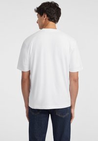 Guess Jeans ICONIC  - T-shirt con stampa - weiß