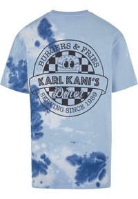 Světle modré tričko s technikou tie-dye, které má kulatý černý grafický design s textem "BURGERS & FRIES," "KARL KANI'S Diner" a karikaturou hamburgeru.