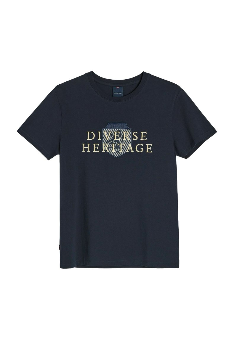 Granatowa koszulka bawełniana z grafiką tarczy, na której w złotym kolorze widnieje napis "RÓŻNORODNE DZIEDZICTWO". Krótkie rękawy i okrągły dekolt.