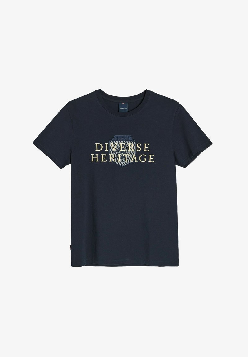 Granatowa koszulka bawełniana z grafiką tarczy, na której w złotym kolorze widnieje napis "RÓŻNORODNE DZIEDZICTWO". Krótkie rękawy i okrągły dekolt.