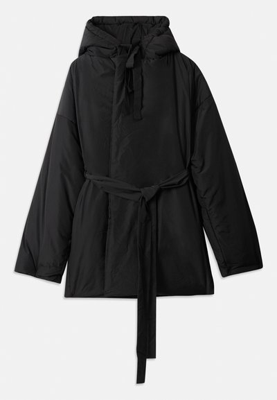 Svart vadderad jacka med huva, justerbart bälte, långa ärmar och en slät textur. Enkelt mönster, inga synliga dekorationer eller metallföremål.