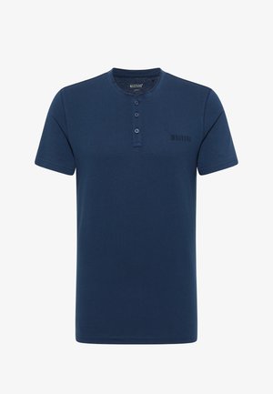 Tumši zila īsās piedurknes Henley T-kreklu, izgatavots no maiga kokvilnas, ar trim pogām pie apkakles un ar diskrētu logotipu priekšpusē.