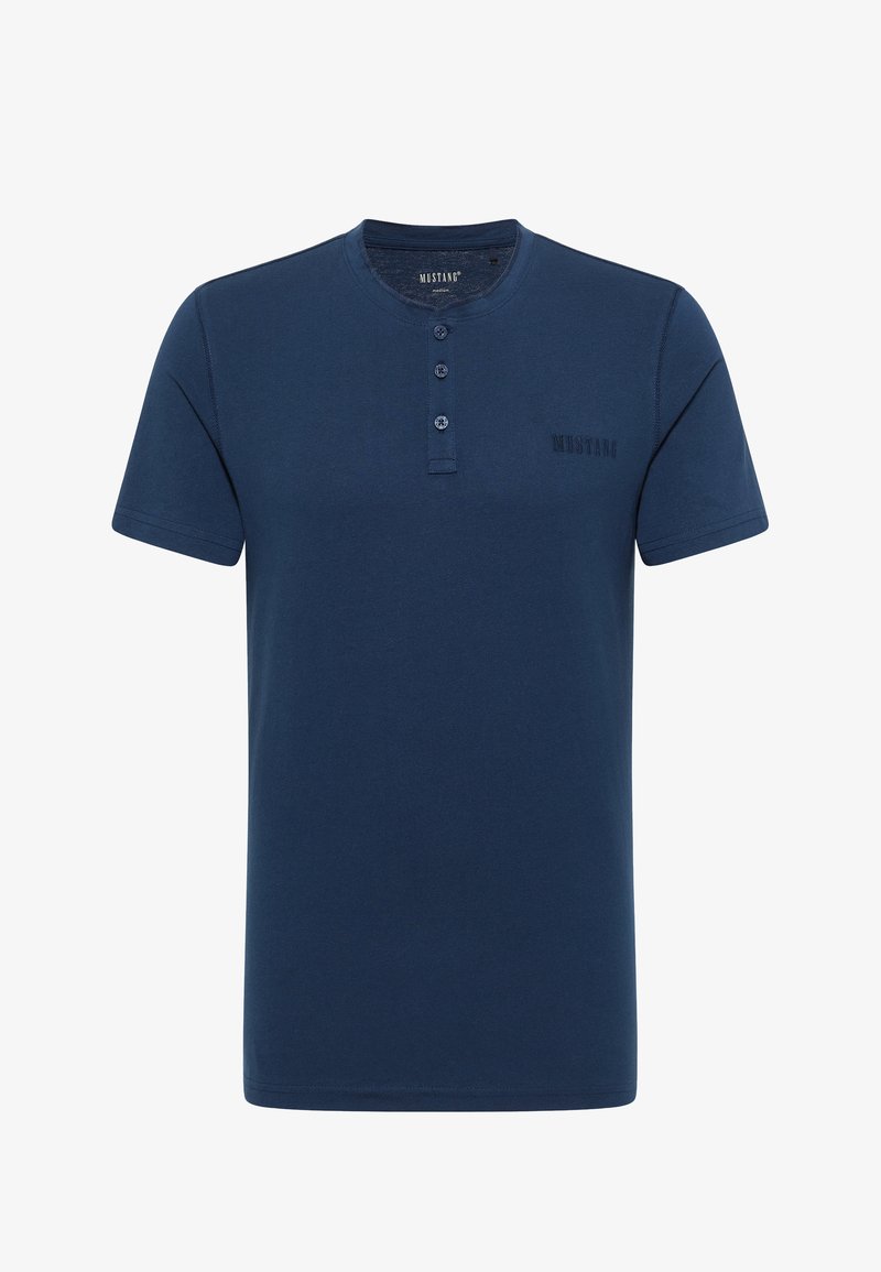 Námořnická modrá krátkosrstá Henley tričko vyrobené z měkké bavlny, s třemi knoflíky na límci a subtilním logem na přední straně.