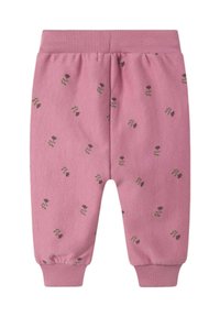 Pantaloni della tuta rosa con una finitura texturizzata, decorati con stampe floreali verdi e viola. Caviglie con risvolto e una ampia cintura elastica per il massimo comfort.