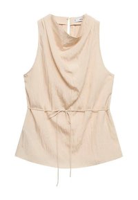 Top senza maniche color beige con scollo a cowl drappeggiato e una sottile cintura in vita, realizzato in un tessuto testurizzato con una leggera lucentezza. Chiusura con zip sul retro.