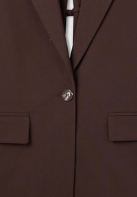 Blazer marrone con rever a incavo, chiusura con un solo bottone, due tasche frontali e tessuto dalla texture liscia.