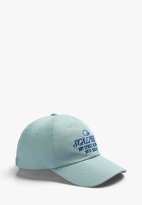 Helleblaue Baseballkappe aus Baumwolle mit gebogenem Schild, auf der Vorderseite mit dunkelblauer gestickter Schrift und genähten Belüftungsöffnungen.