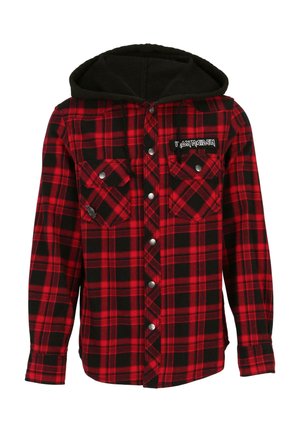 Rutig skjorte i rød og sort flannelstof, med en sort hætte, trykknapper og to brystlommer med et logo-patch.