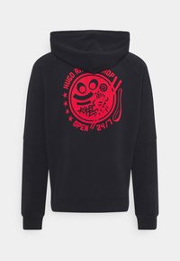 Sudadera negra con un diseño gráfico rojo en la parte posterior que incluye elementos circulares y lineales, el texto "HUGO KRAFT SHOP OPEN 24/7" y acentos de estrellas.