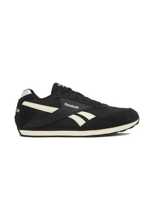 Czarny but sportowy marki Reebok z białymi paskami logo, czarnymi sznurowadłami i białą podeszwą, widoczny z boku na białym tle.