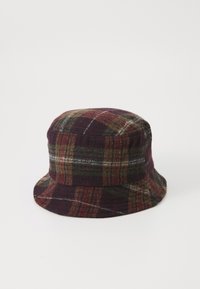 Ein Bucket Hat aus kariertem Stoff in Dunkelgrün, Burgunderrot und Braun. Verfügt über eine weiche Textur und einen breiten, nach unten geneigten Rand.