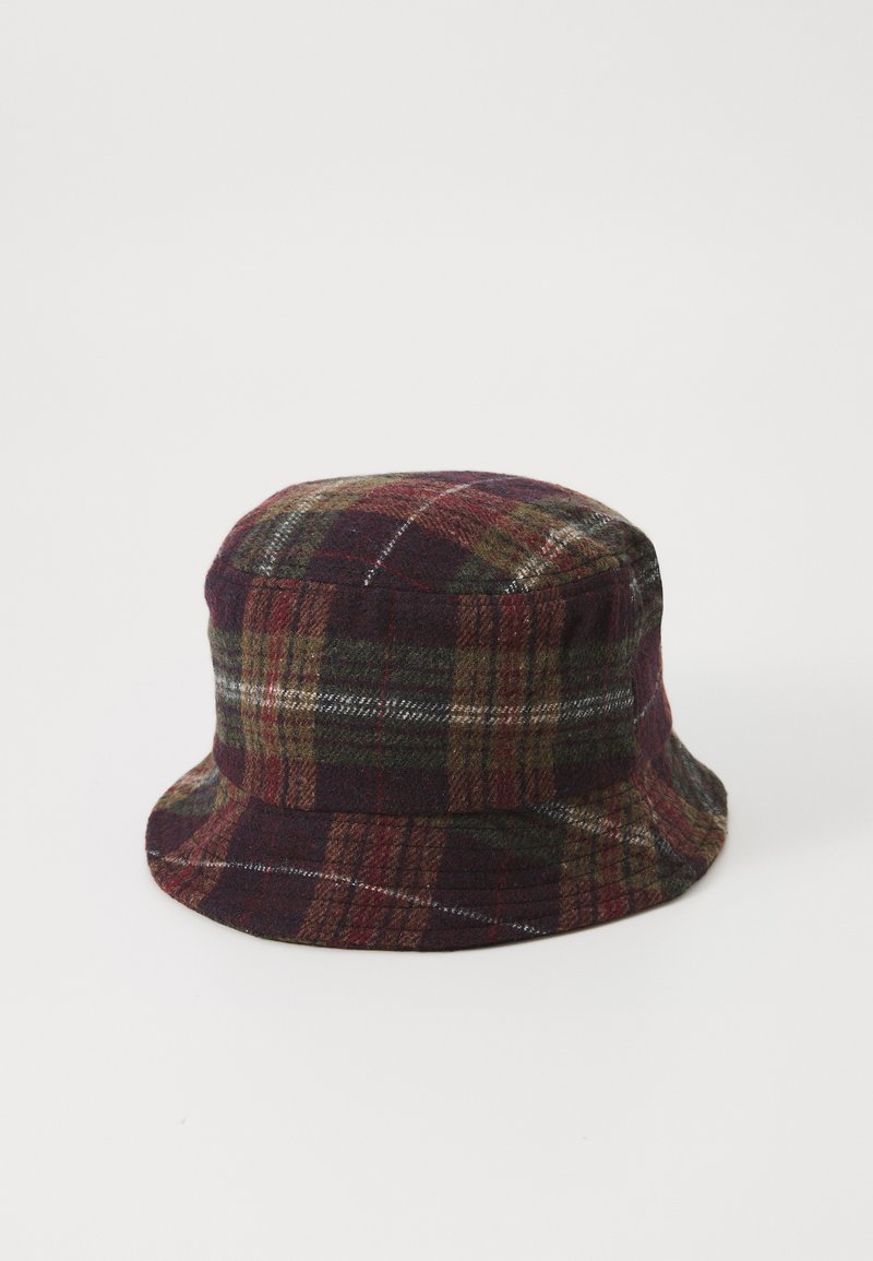 Ein Bucket Hat aus kariertem Stoff in Dunkelgrün, Burgunderrot und Braun. Verfügt über eine weiche Textur und einen breiten, nach unten geneigten Rand.