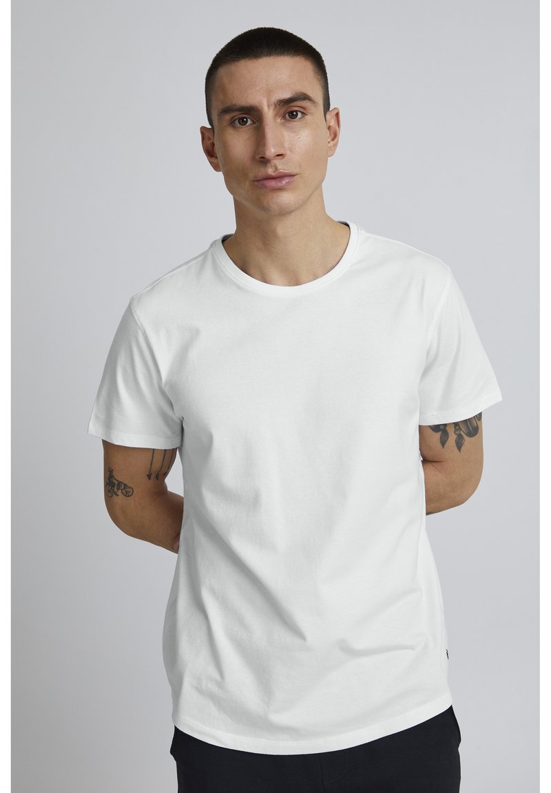 Bílý bavlněný tričko s kulatým výstřihem a krátkým rukávem, s hladkou strukturou a minimalistickým designem.