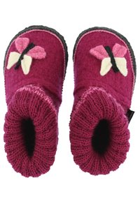 Vilt slippers in magenta met gebreide boorden en vlinder-applicaties in roze en wit. Gevarieerde textuur en zwarte zooldetails.
