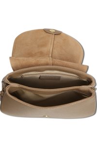 Beige leren handtas met een suède klep, gouden hardware, twee interne compartimenten en een gestructureerde buitenkant. Interieur is gevoerd met een gladde stof.