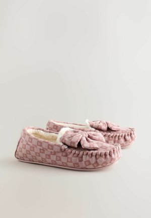 Różowe kapcie w kratkę z miękkim białym futerkiem w środku, ozdobione kokardką z przodu i z fakturowanym przeszyciem na brzegach.