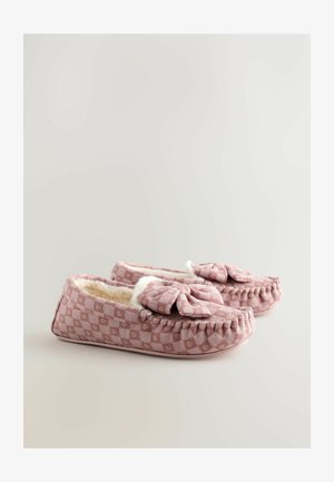 Różowe kapcie w kratkę z miękkim białym futerkiem w środku, ozdobione kokardką z przodu i z fakturowanym przeszyciem na brzegach.
