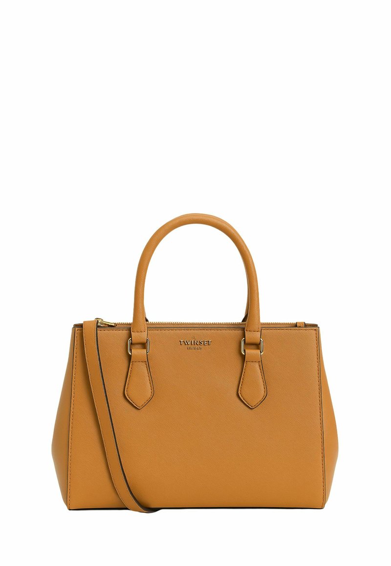 Borsa a tracolla in pelle color beige con forma strutturata, due manici superiori, una tracolla rimovibile e chiusura con zip. Caratterizzata da dettagli in metallo e logo.