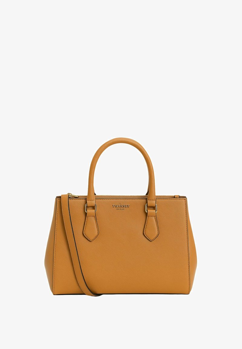 Borsa a tracolla in pelle color beige con forma strutturata, due manici superiori, una tracolla rimovibile e chiusura con zip. Caratterizzata da dettagli in metallo e logo.