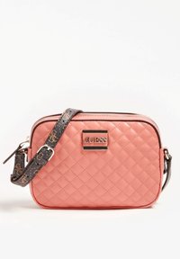 Přešívaná lososová kabelka se stříbrnou logovou destičkou, s vzorovaným tmavým popruhem a obdélníkovým tvarem se zapínáním na zip.