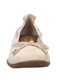 Scarpa piatta in suede beige con punta rotonda, decorazione in corda intrecciata e accenti metallici nella parte anteriore. Suola morbida per il massimo comfort.