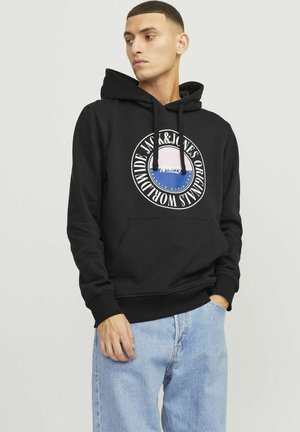 Zwarte hoodie met een voorzak, voorzien van een cirkelvormig logo in roze en blauw. Gemaakt van zachte stof met een relaxte pasvorm en geribde manchetten.
