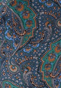 Geweven stof met een donkerblauwe achtergrond, versierd met sierlijke paisley ontwerpen in groen, oranje en lichtblauw met fijne details.
