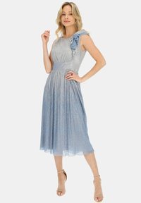 Sukienka o średniej długości w jasnoniebieskim kolorze, z połyskującą fakturą, z falbaniastym wykończeniem na ramionach i dopasowaną talią.