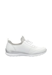 Sneaker bianco con tomaia in pelle liscia, accenti grigi testurizzati, allacciatura tradizionale e suola imbottita e flessibile.