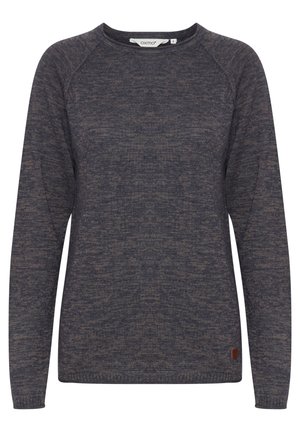 Dunkelgrauer, langärmeliger Rundhals-Strickpullover mit dezenter Struktur und kleinem Leder-Brandpatch nahe dem Saum.