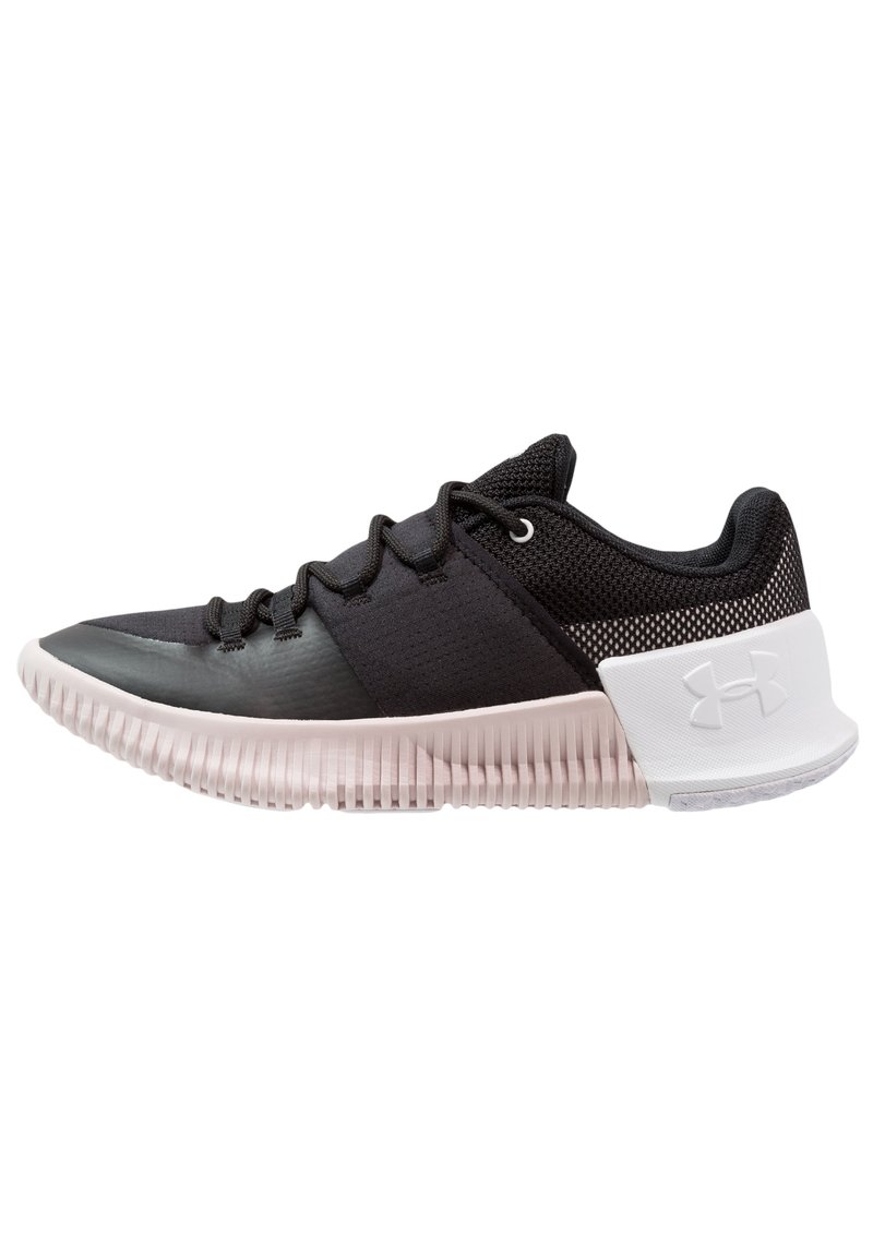 Scarpa sportiva nera con suola testurizzata, allacciatura frontale e tallone imbottito bianco con logo del marchio sul lato.