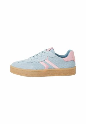 Lyseblå sneaker med pink accenter, tekstureret mønster, snørelukning og gummisål, vist fra indersiden.