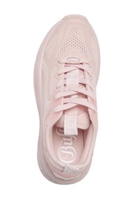 Baskets rose clair avec des panneaux en maille et des lacets, vues de dessus, affichant le logo de la marque sur la semelle intérieure et la languette.