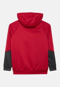 Felpa con cappuccio rossa dalla texture liscia, con maniche nere, cappuccio arrotondato e un design semplice e privo di decorazioni sulla schiena.