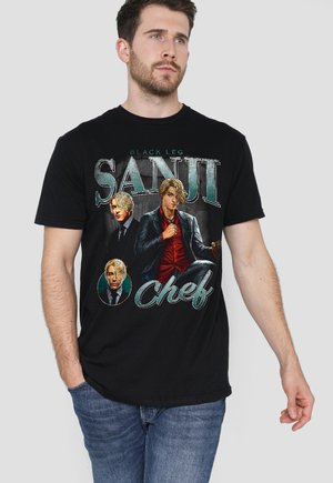Mann trägt ein schwarzes T-Shirt mit einer Grafik von drei blonden Anime-Figuren und dem Text "Black Leg Sanji Chef."
