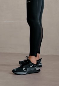Nike Performance METCON 9 EASYON - Træningssko - black/white/anthracite/smoke grey