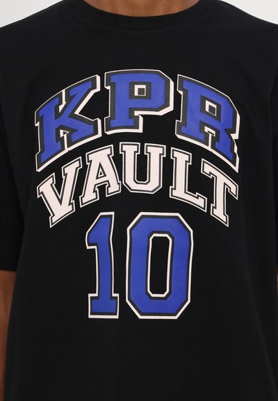 Schwarzes Baumwoll-T-Shirt mit großem weißen und blauen Text: "KPR VAULT" und der Zahl "10." Kurzärmliges Design mit Rundhalsausschnitt.