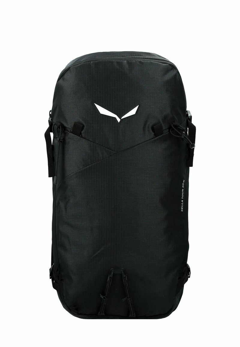 Zwarte rechthoekige rugzak met voorbanden, wit logo nabij de bovenkant, en de tekst "Sella Tour 30 W" aan de zijkant tegen een witte achtergrond.