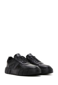 Baskets noires en cuir et en daim, dotées d'une semelle épaisse et profilée, d'un bout rond et d'un laçage avec des accents texturés.