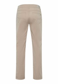 Pantaloni in cotone beige con taglio dritto, dotati di due tasche posteriori e un'etichetta in vita. Texture liscia e design semplice.