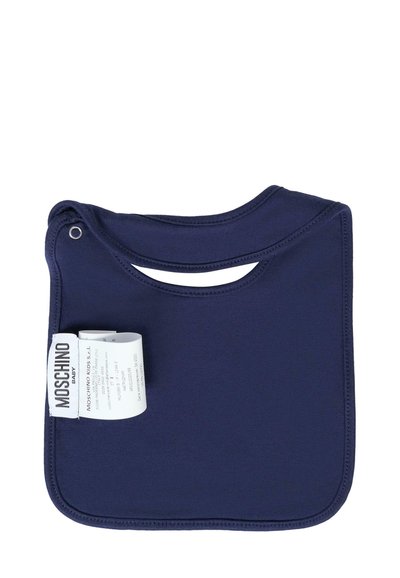 Bavaglino di tessuto blu navy con collo arrotondato, caratterizzato da un piccolo ritaglio e un'etichetta attaccata sul lato con le istruzioni per la cura.