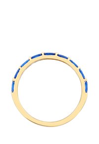 Anillo de oro que presenta una banda lisa con piedras preciosas rectangulares azules incrustadas alrededor del borde exterior.