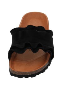 Zwarte slide-sandaal met een gerimpelde bovenkant, een tan kurken inlegzool en een gestructureerde zwarte zool. Zacht materiaal met een gladde afwerking.