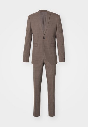 Καφέ πλισέ κοστούμι, που διαθέτει σακάκι με ένα μόνο κουμπί και ρεβέρ γιακά, καθώς και ταιριαστά παντελόνια επίπεδης μπροστινής όψης, κατασκευασμένο από υφασμάτινη ύλη με υφή.