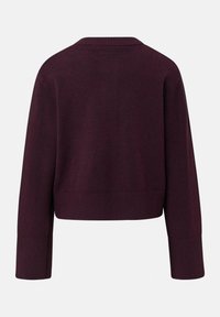 Bordeaux gebreide trui met een cropped ontwerp, geribbelde manchetten en zoom, met een ronde halslijn en een soepele textuur.